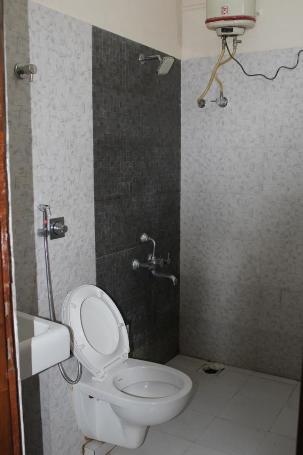 Royale Inn Вапи Экстерьер фото