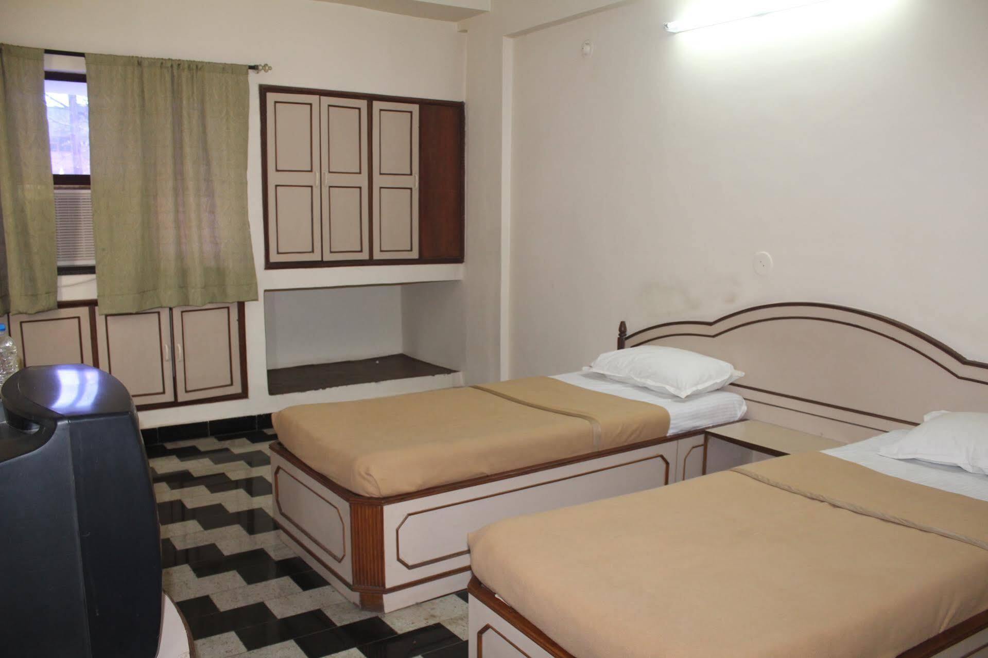 Royale Inn Вапи Экстерьер фото